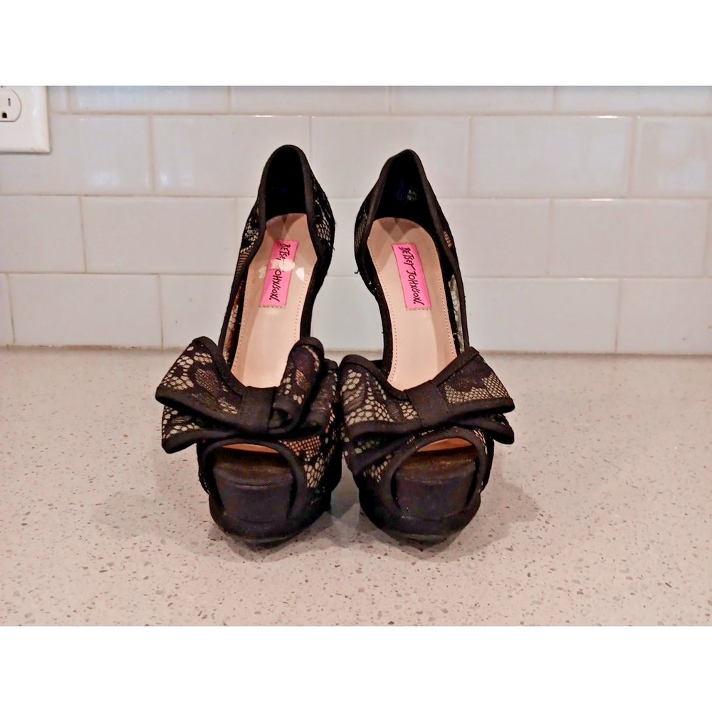 Betsey Johnson black patent stiletto heel mesh fabric 3 rose front peep toe sz 6